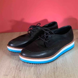  - Buffalo LONDON skor. Storlek 36 skorna är i nära nyskick  Kan hämtas i Uppsala eller skickas mot fraktkostnad.