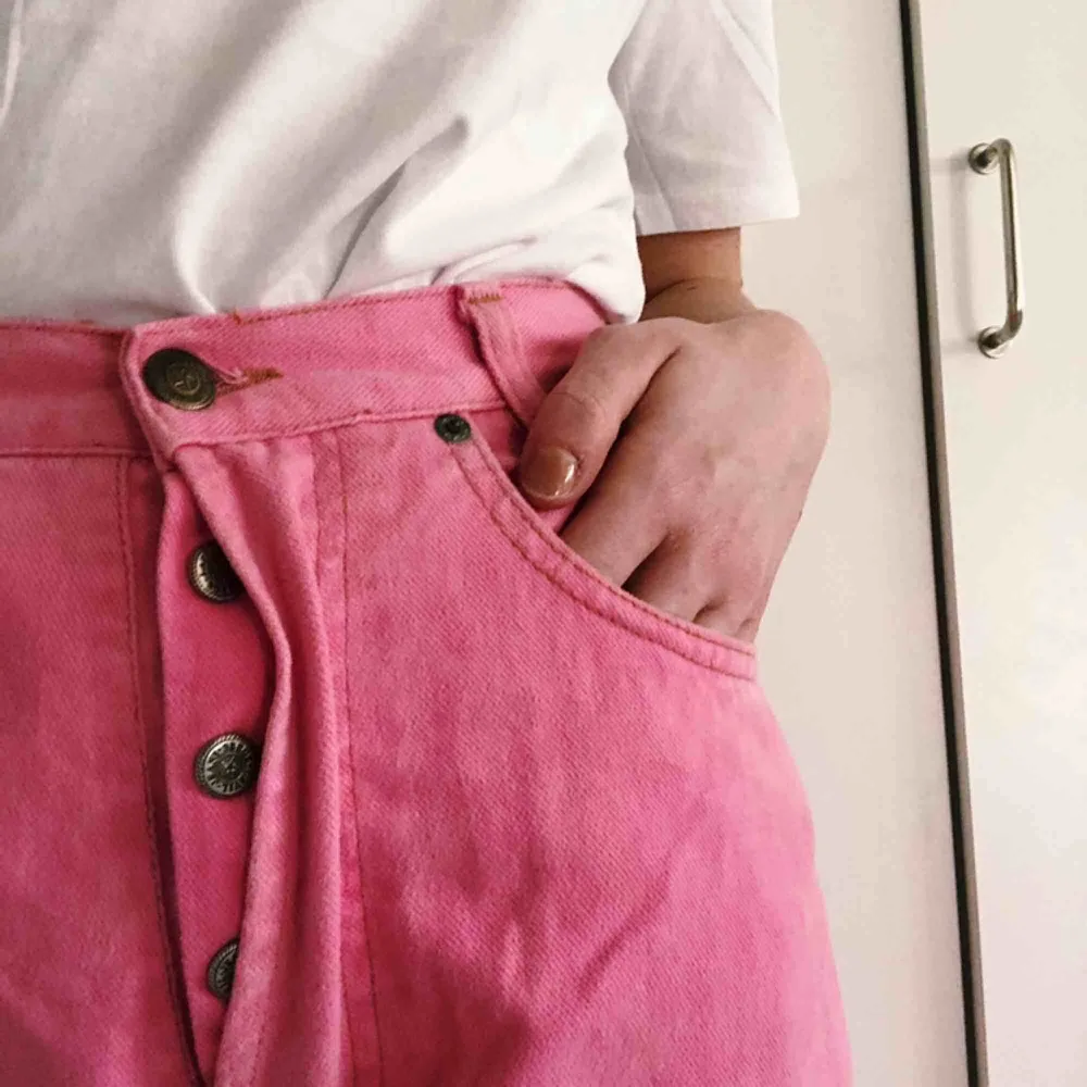Rosa högmidjade jeans! Vintage köpta i Frankrike 🇫🇷 använda en gång! frakt tillkommer . Jeans & Byxor.