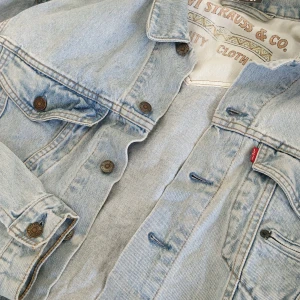Levis vintage jacka ljusblå 💙 - Säljer världens finaste jeansjacka i den perfekta ljusblå vintage tvätten. Jag köpte den på humana, oanvänd sedan dess med lappen kvar. Storlek M/L men passar mig perfekt som är en S, sitter lite oversized på som man vill ha den. Buda från 350 💕