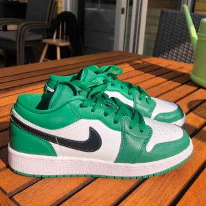  - Helt oanvända Nike AIR 1 LOW Jordan! Endast testad ett par gånger. Lite klister från paketet där fram på skon men som är enkelt att tvätta bort. Slut i alla storlekar på hemsidan så passa på! Köparen står för frakt BUDA!  ( ligger på 1000kr just nu)     