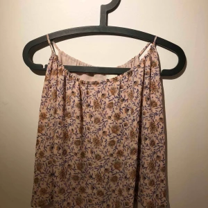 Linne  - En Söt mönstrad topp från H&M. Köparen står för frakt!!