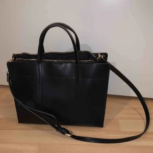  - Väska från zara. Ett justerbart band medföljer. Mitten facket stängs med dragkedja. De två yttre facken stängs med en knapp. Frakt ingår. 