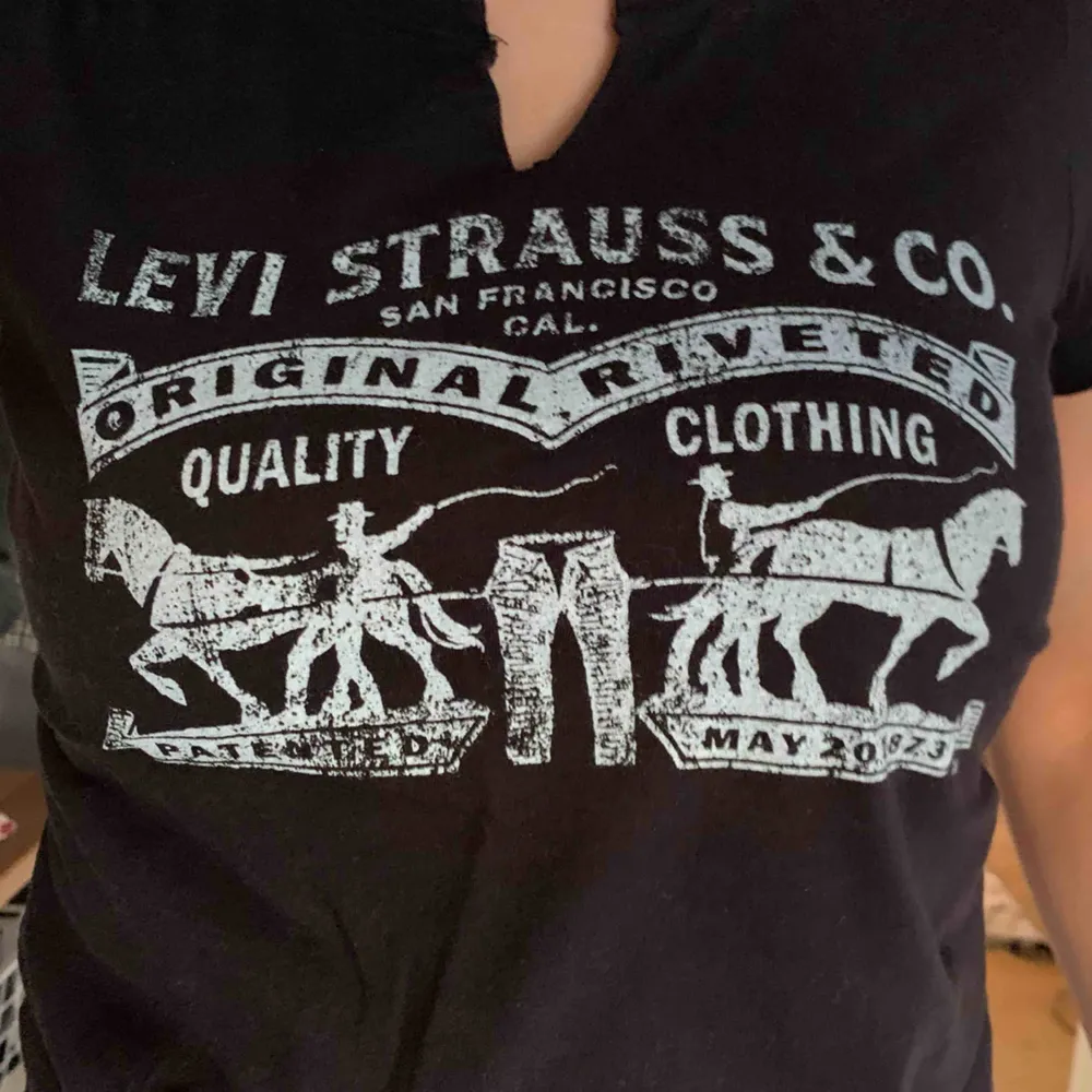 Snygg svart T-shirt med Levis tryck på. Använd ett fåtal gånger. . T-shirts.