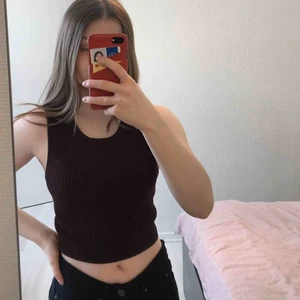 Topp - Mörklila topp från H&M i storlek XS. Väldigt fint skick! Fraktkostnad tillkommer
