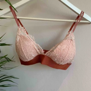  - JÄTTEfin och gullig bralette ifrån Ella M i strl M. Väldigt fint skick och nästan aldrig använd. Som ny!! 😊💓