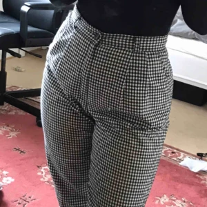  - Snyggt mönstrade brallor! Sitter gött i midjan och är lite pösiga på mig som är storlek M. Byxorna går till anklarna 💕