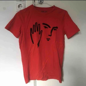  - En knappt använt t-shirt från weekday 