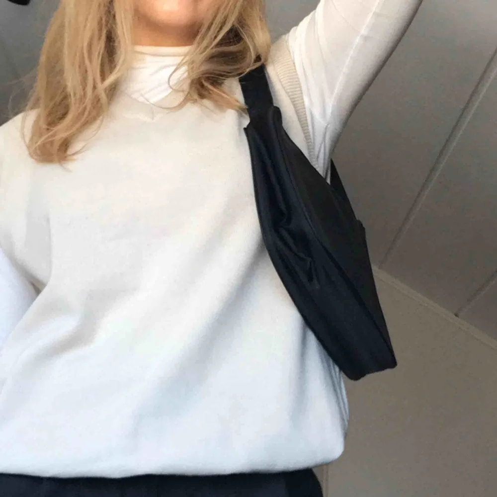 Shoulder bag från Monki! Köparen står för frakt 📦 . Väskor.