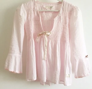  - Säljer min blus som är inköpt på jackie förra året pga ej min stil, nästintill oanvänd (max 5 ggr). Nypris 1100 kr. 