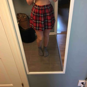  - Rutig kjol i storlek S men är mer som en xs.