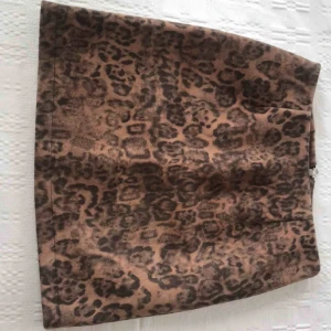  - Helt ny kjol i leopardmönster! Aldrig använd och prislappar kvar <3 Köparen står för frakt (44 kr) 