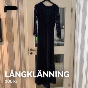  - Säljer min mörk blåa långa klänning från Nelly, använd 1 gång på bröllop. 