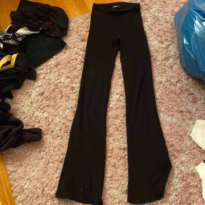  - Jättesköna svarta ribbade byxor från bikbok säljer pga at jag har för många liknande 
