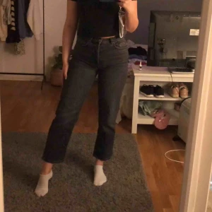 - Skitsnygga gråa jeans från mango. Raka jeans. Jag är 173cm lång och jag tycker dem är lite för korta för mig men jag tycker dem är så snygga😫😫. Använt fåtal gånger. Köparen står för frakt. 