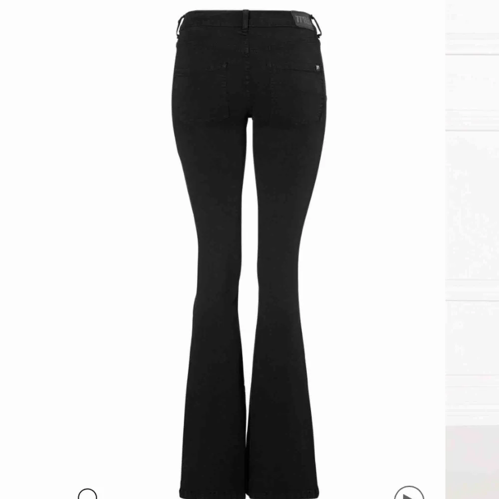 Svarta bootcut jeans från bubbleroom. Köparen står för frakten. Jeans & Byxor.