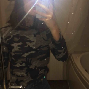  - Jätte fin kamoflach långärmad tröja!! Den är jätte fin så vet faktiskt inte varför jag säljer den behöver väll bara pengar antar jag! 