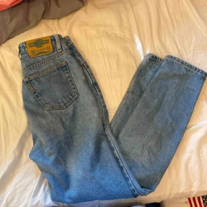  - As snygga jeans! Lite sliten i skrevet som ni ser på bilden men sitter väldigt bra!💞