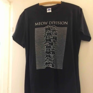  - Oanvänd (endast provad) t-shirt med kul tryck! Märkt M, men känns mer som L. Frakten ingår i priset och den finns på flera sidor 🌼