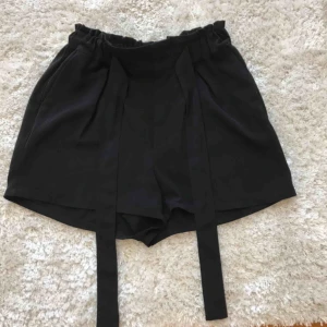  - Supersköna shorts i syntet. Inte använda på 2 somrar.