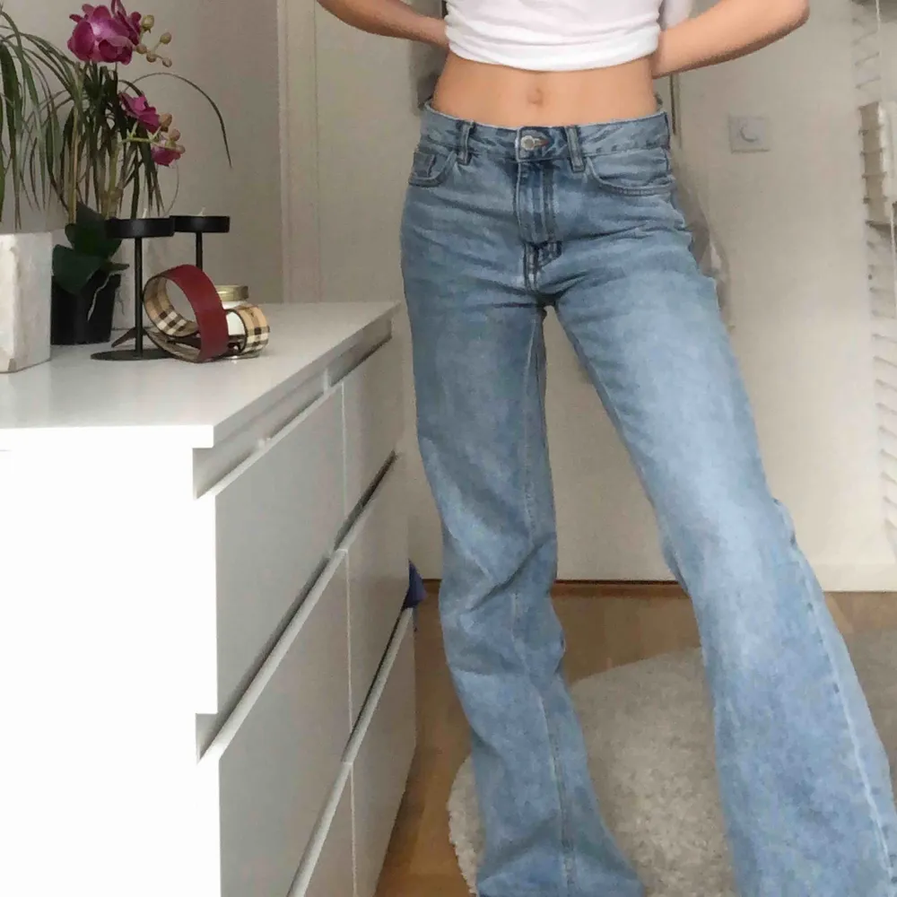 Super trendiga jeans från Mango, finns inte längre att köpa i butik. De har tyvärr aldrig kommit till riktigt användning pga att de är förstora, använda någon enstaka gång! Storlek 36. Jeans & Byxor.