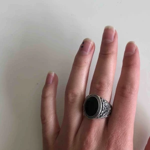  - Skitcool ring, den är inte äkta. Egentligen lite stor på mig men har tejpat med silvertejp på insidan för att få den mindre🥰