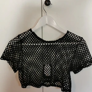 Nättop - Oanvänd nät crop top.  Passar M. Köparen står för frakten. 