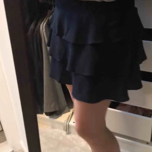  - Marinblå volangkjol från Vero Moda. Inte använd jättemycket och den är i bra skick.