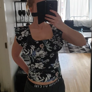 Blommig topp - En blommig söt topp. Frakt tillkommer