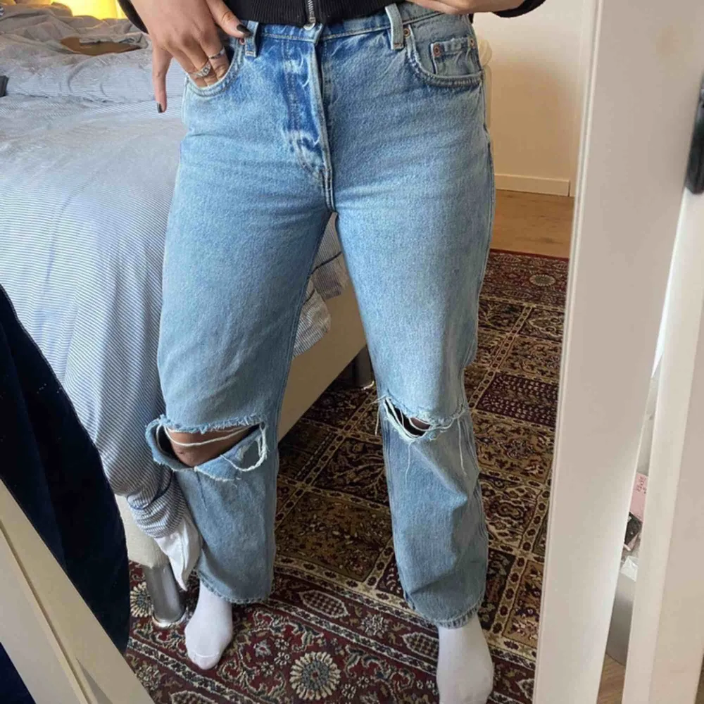 Säljer dem perfekta blåa jeansen från & other stories pga kommer ej till användning. Endast använda en gång. Dem är storlek 27, passar mig som vanligtvis är en S och 172 cm lång 😗. Jeans & Byxor.