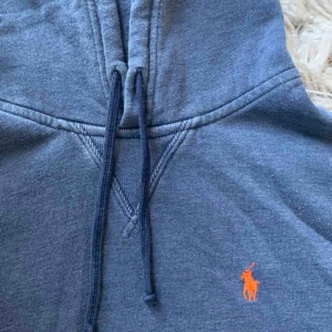  - Mörkblå hoodie från Ralph Lauren med orange logga.  Köparen står för frakten & betalning via swish.