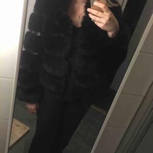  - Svart pälsjacka i super bra kvalitet💕 Pälsen är mjuk och silkeslen. Doftar gott och har aldrig använt. Ett väldigt, väldigt bra köp! 💗Borde egentligen få den för 900 kr, den är i så bra skick🌺