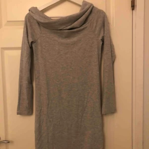  - Off shoulder klänning