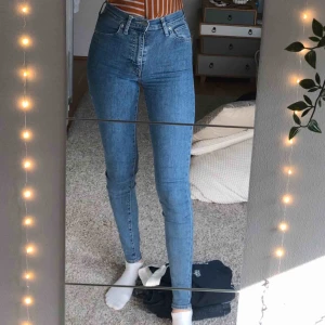  - Skinnyjeans från Levis. Nyskick! Bra längd på mig som är 177cm lång. Köparen står för frakten 🌸