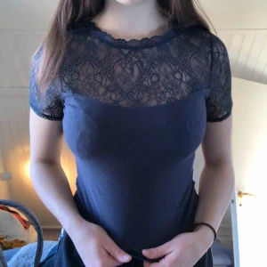 Till-shirt med spets - Jättefin mörkblå T-shirt i fint skick! Säljer då den är för liten, har så gärna haft kvar den! Skulle säga att den sitter mer som en XS än S, mötas upp i Stockholm eller frakta💕