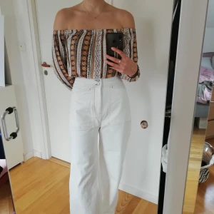 Vita weekday jeans strl 27 - Vita utsvängda weekday jeans, knappt använda. Säljer eftersom dom tyvärr inte passar mig längre. Storlek 27, hög midja och bruna sömmar. Pris ink frakt