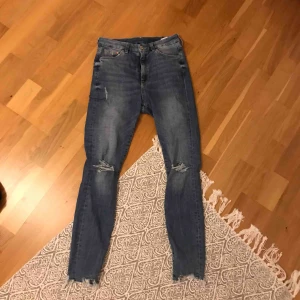  - Mörkare blå jeans från hm, strechiga och sitter väldigt skönt. Storlek 27, ungefär en M. Använda ett par gånger men i bra skick!
