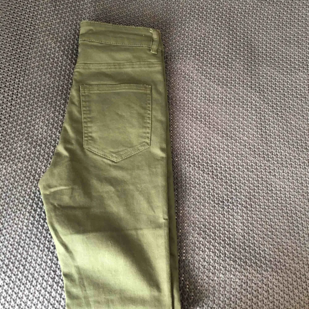 Militärgröna jeans  från Bikbok. Aldrig använd så i nytt skick. Säljer då de aldrig kom till användning. Jeansen är i stretchigt material så skulle säga att byxorna passar XS/S. Kan mötas upp i Uppsala eller frakta💕. Jeans & Byxor.