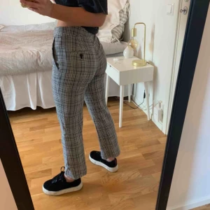  - Rutiga kostymbyxor ursprungligen från Mango. Storlek 34 men uppskattar dessa mer som storlek 36/S. Sparsamt använda då det är för stora för mig, därav i superbra skick. 