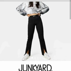  - Skönaste och finaste byxorna. Så fin detalj med slitsen där nere. 399 nypris på Junkyard men slutsålda. Säljer då mina pga att dom ej kommer till användning