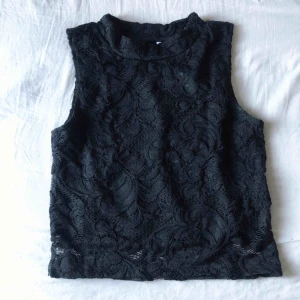  - Jättefin kort spetstopp, oanvänt skick! ✨