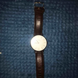  - Daniel Wellington klocka har inte använd på ett tag men funkar som den ska, hör av er vid snabb affär 
