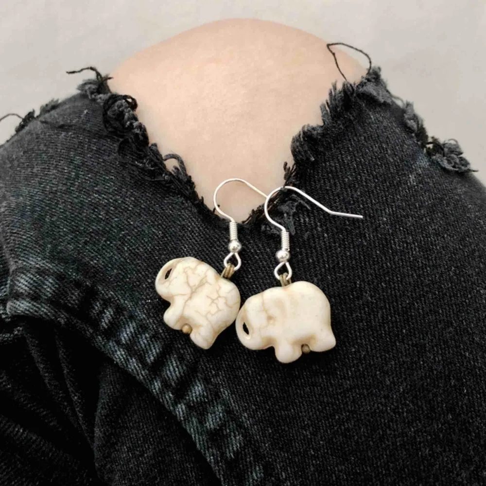 Ett gulligt par örhängen med elefant stenar. Hänget är inte tungt utan väldigt lätt! Du kan bära paret med vilka kläder som helst, så det är lätt att lägga in i din outfit! 🐘. Accessoarer.