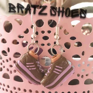  - Bratz örhängen med mycket stil, prefekt för den som älskar Bratz, är extra kaxig eller bara vill ta sig tillbaka till gamla tider 🐢