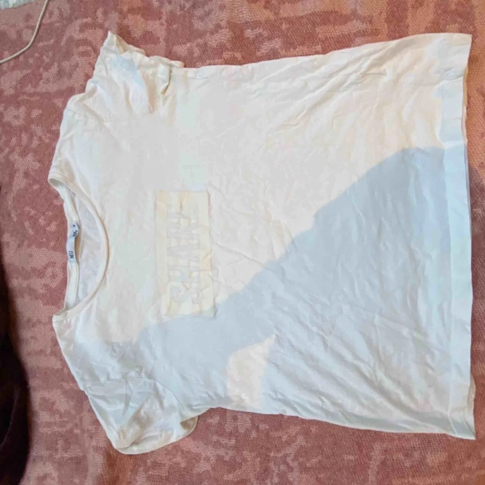 Snygg T-shirt från NEU i M. Du står för frakten ❤️. T-shirts.