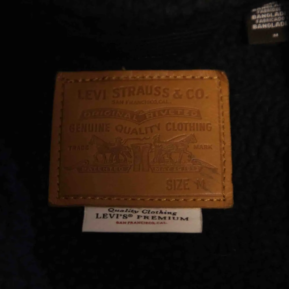 Levi’s Sherpa med manchester tyg. Inköpt för 1500kr, Knappt använd, väldigt bra skick. Svart, storlek M. Jackor.