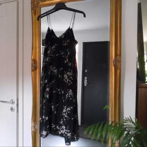 Somrig långklänning från Zara, använd ett fåtal gånger men ser ut och känns helt ny!
