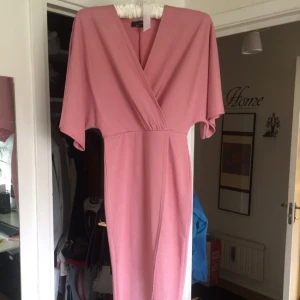  - Så himla fin och somrig klänning från Nelly. Har aldrig använt den då den var för lite..så har bara ryckt bort lappen. Frakt tillkommer