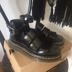  - Dr. Martens "Clarissa" sandaler. Använda två gånger, nästan som nya. Superfina, säljes eftersom de inte används. Pris kan diskuteras.