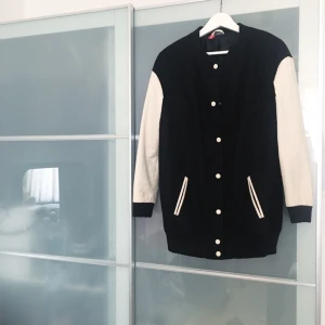  - Lång bomberjacka med skinnarmar Jätte mysig och fin!