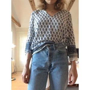  - Somrig blus i behaglig kvalité.